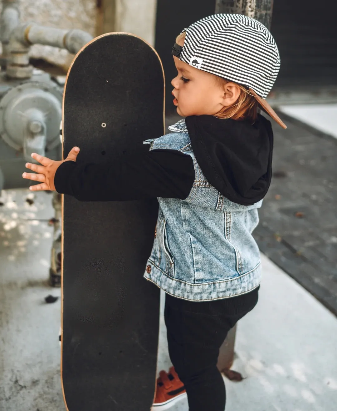 HOODED DENIM JACKET - BLACK