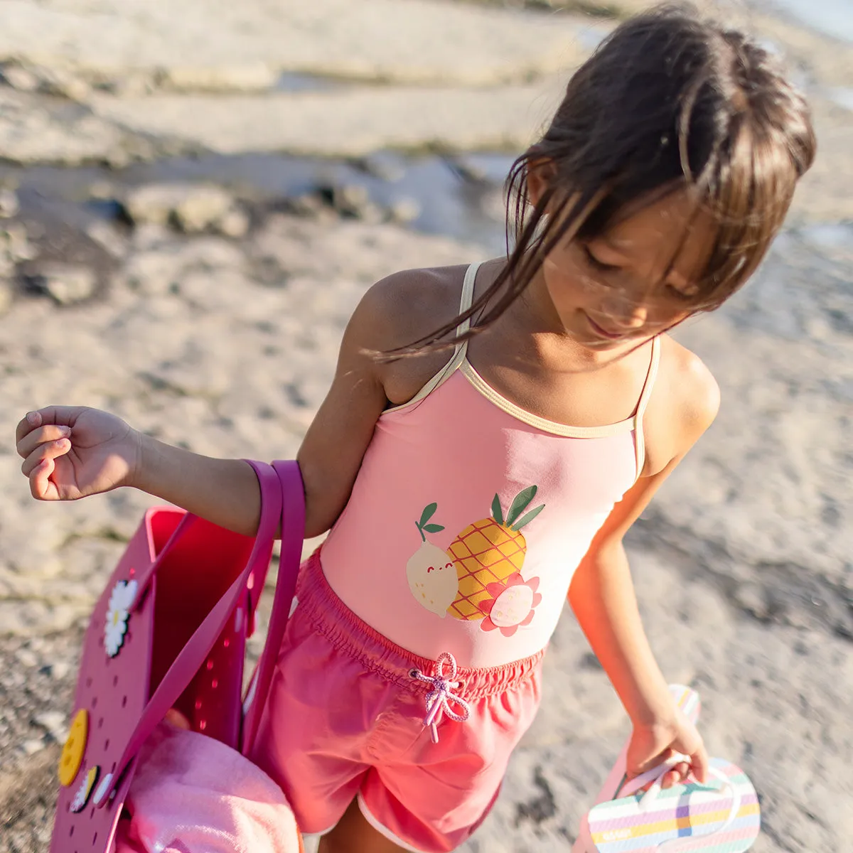 Maillot de bain une-pièce rose réversible jaune à motifs de fruits, enfant || Pink one-piece swimsuit, reversible yellow with fruit all over print, child
