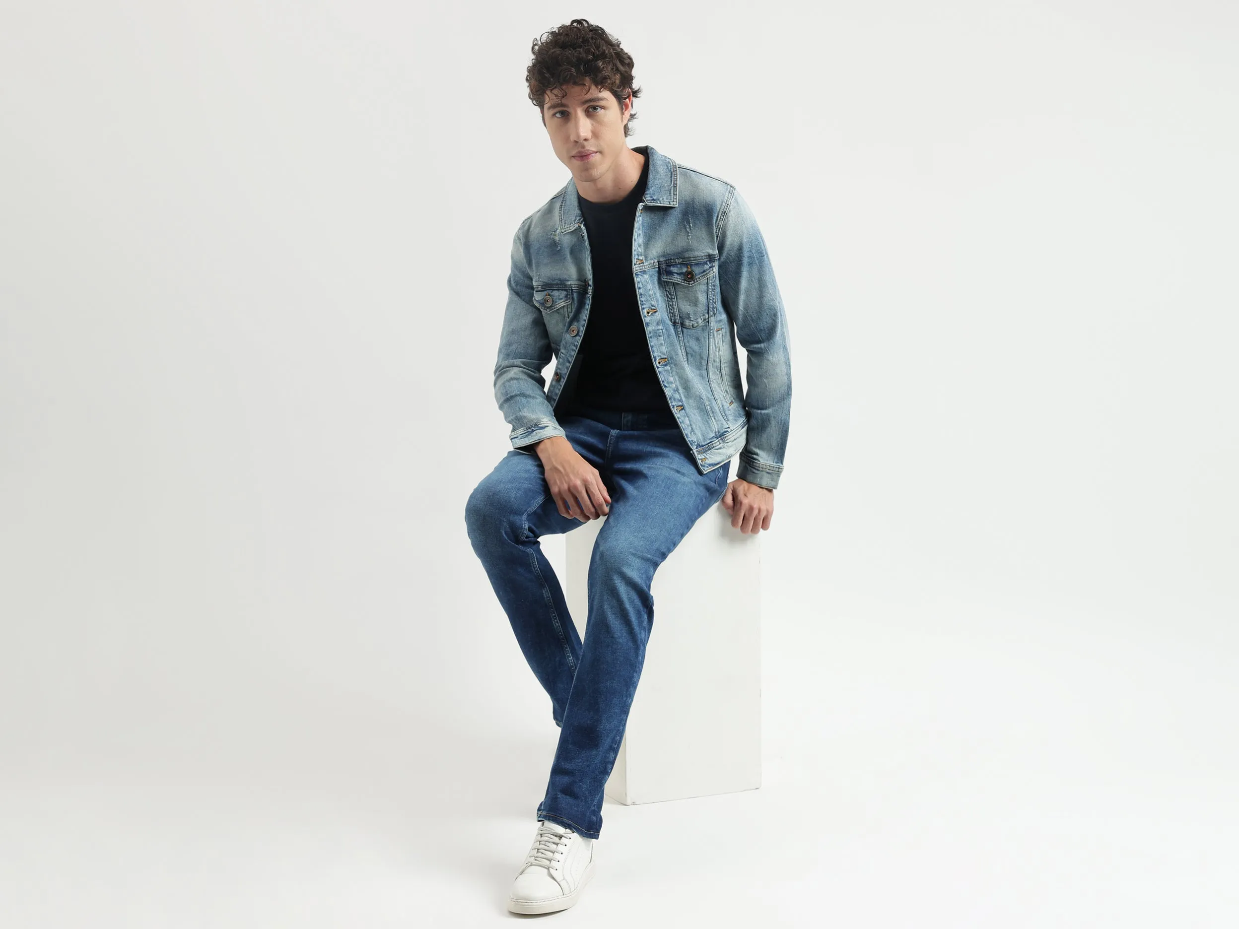 Regular Fit Spread Collar Solid Pattern Jacket